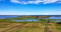 Süßes Ferienhaus auf einem TRAUM Grundstück, unweit vom Bodden - Bodden_Luftbild